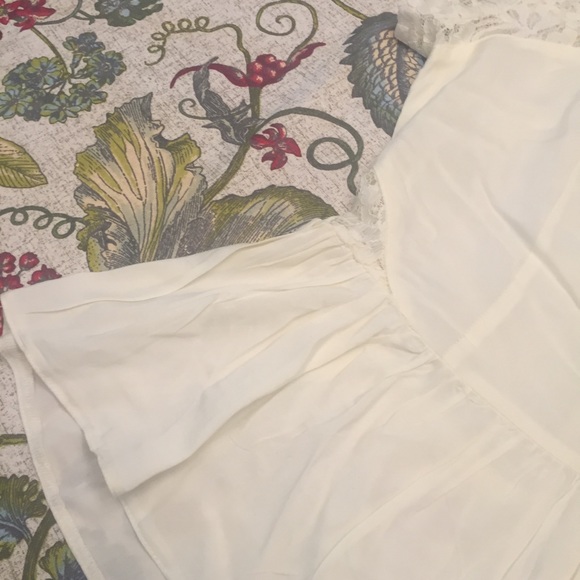 NWOT Cream Colored Lace Zip Back Peplum Top - Picture 4 of 5